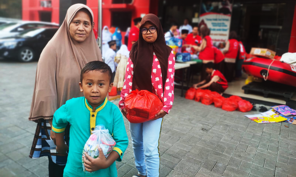 Lebih dari 1.000 Yatim dan Dhuafa Terima Paket Ramadan PMI JB
